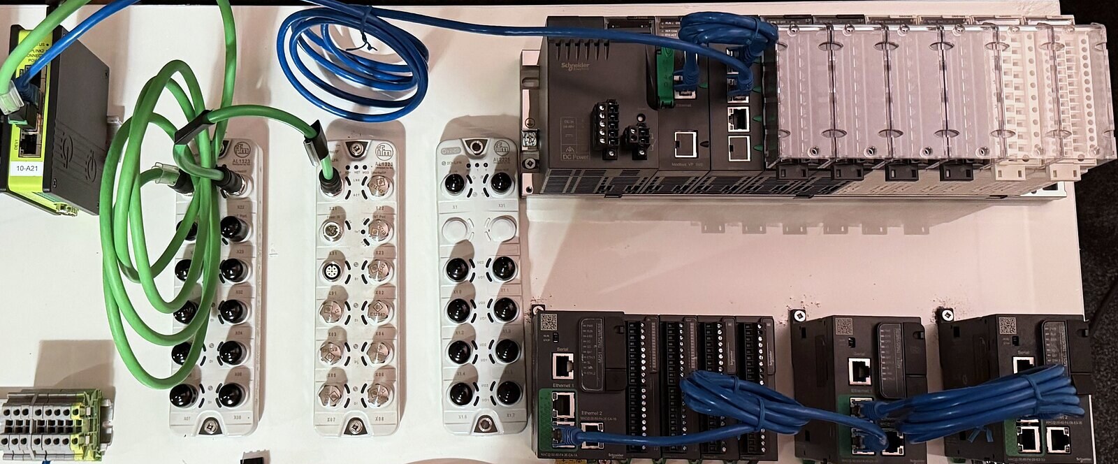 Global Automation test bench: Schneider Modicon PLCs, IO-Link masters and an Ethernet switch wired on one network